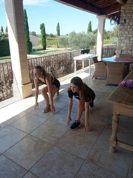 Séance de coaching en duo sur une terrasse