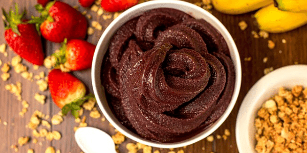 photo d'une smoothie à base de baies d'açaï, fruit rouge du brésil