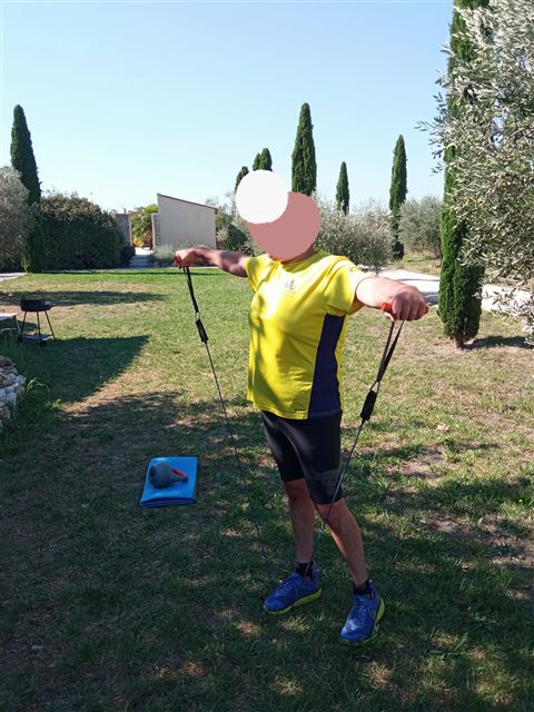 Exercice avec élastique dans le jardin