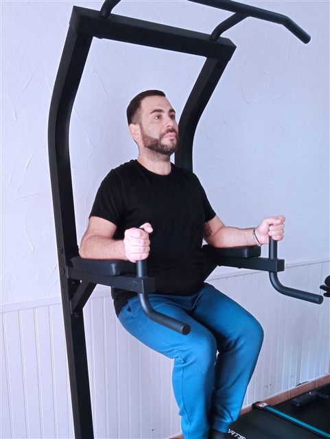 Relevés de jambes sur une chaise romaine à domicile