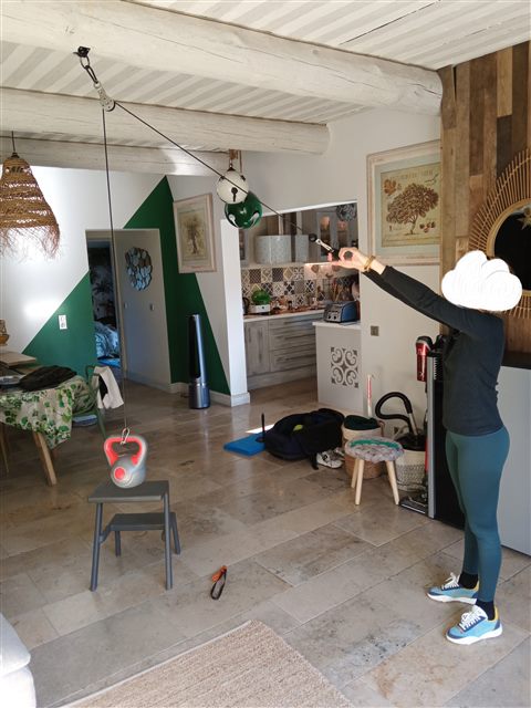 Exercice à la poulie dans le salon