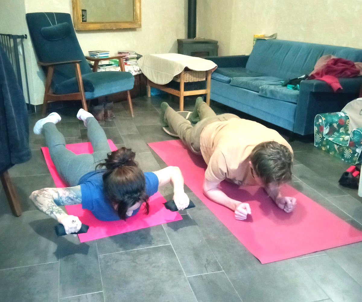Séance de coaching en duo à domicile, sur les tapis du salon