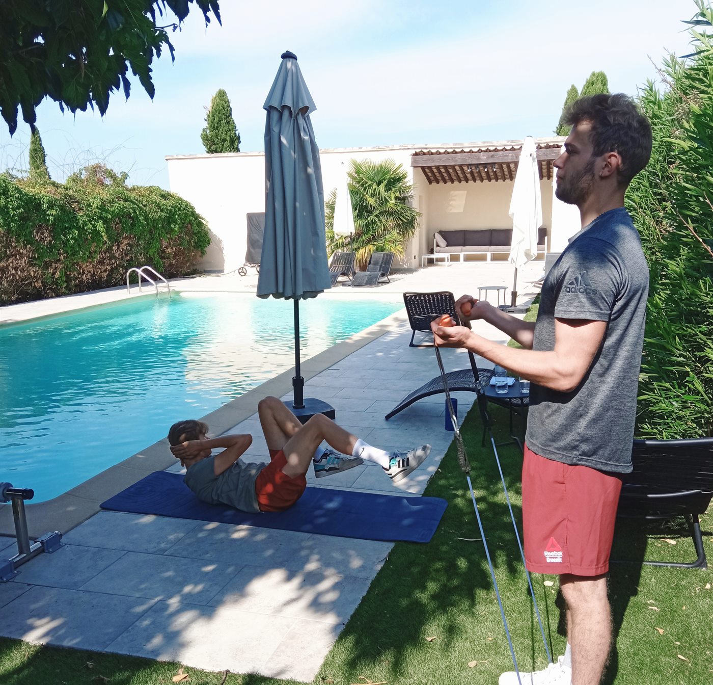 Séance de coaching en duo au bord de la piscine